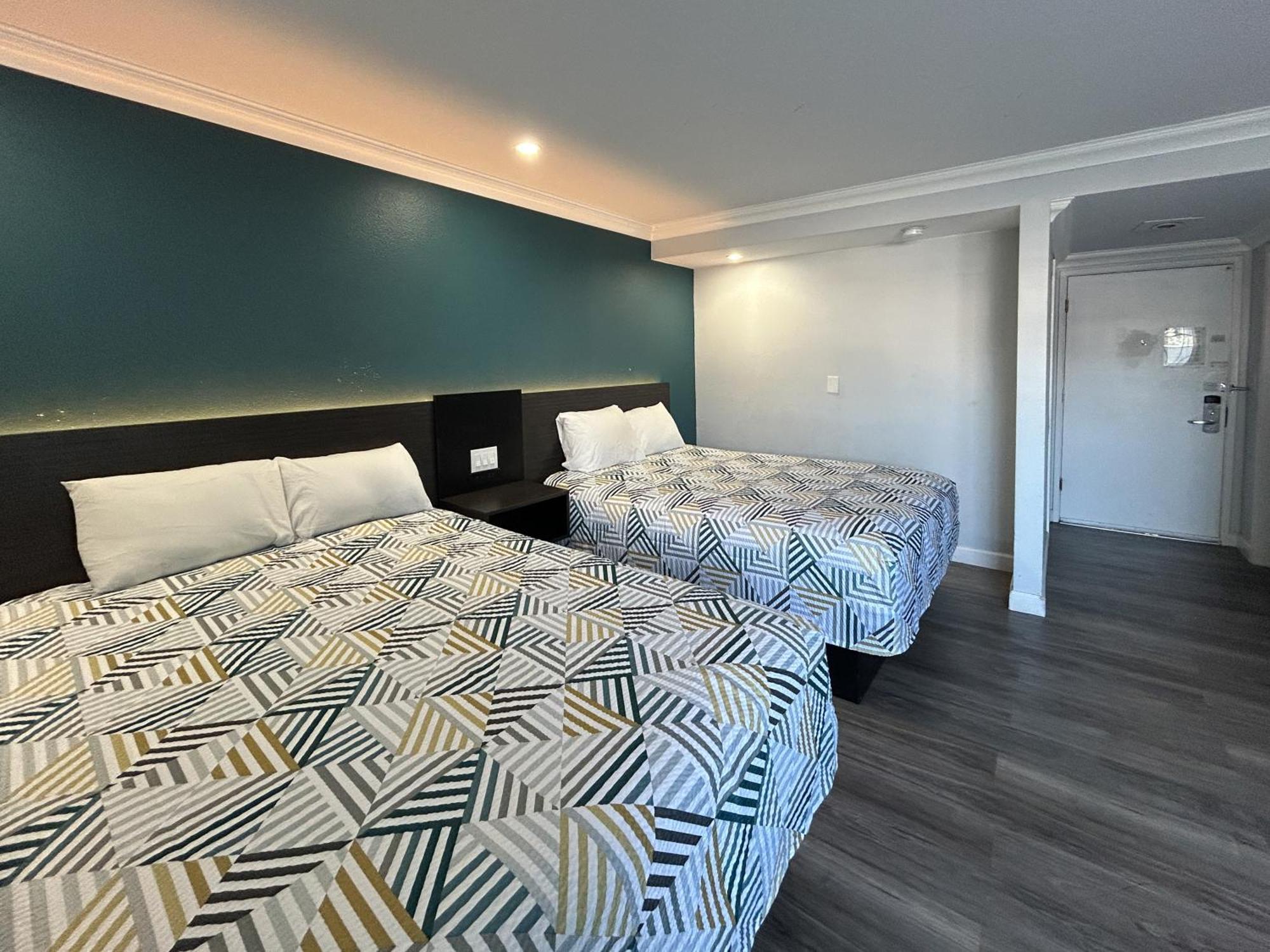 Hotel 6 Buena Park, Ca Anaheim Near Maingate Knotts 4*