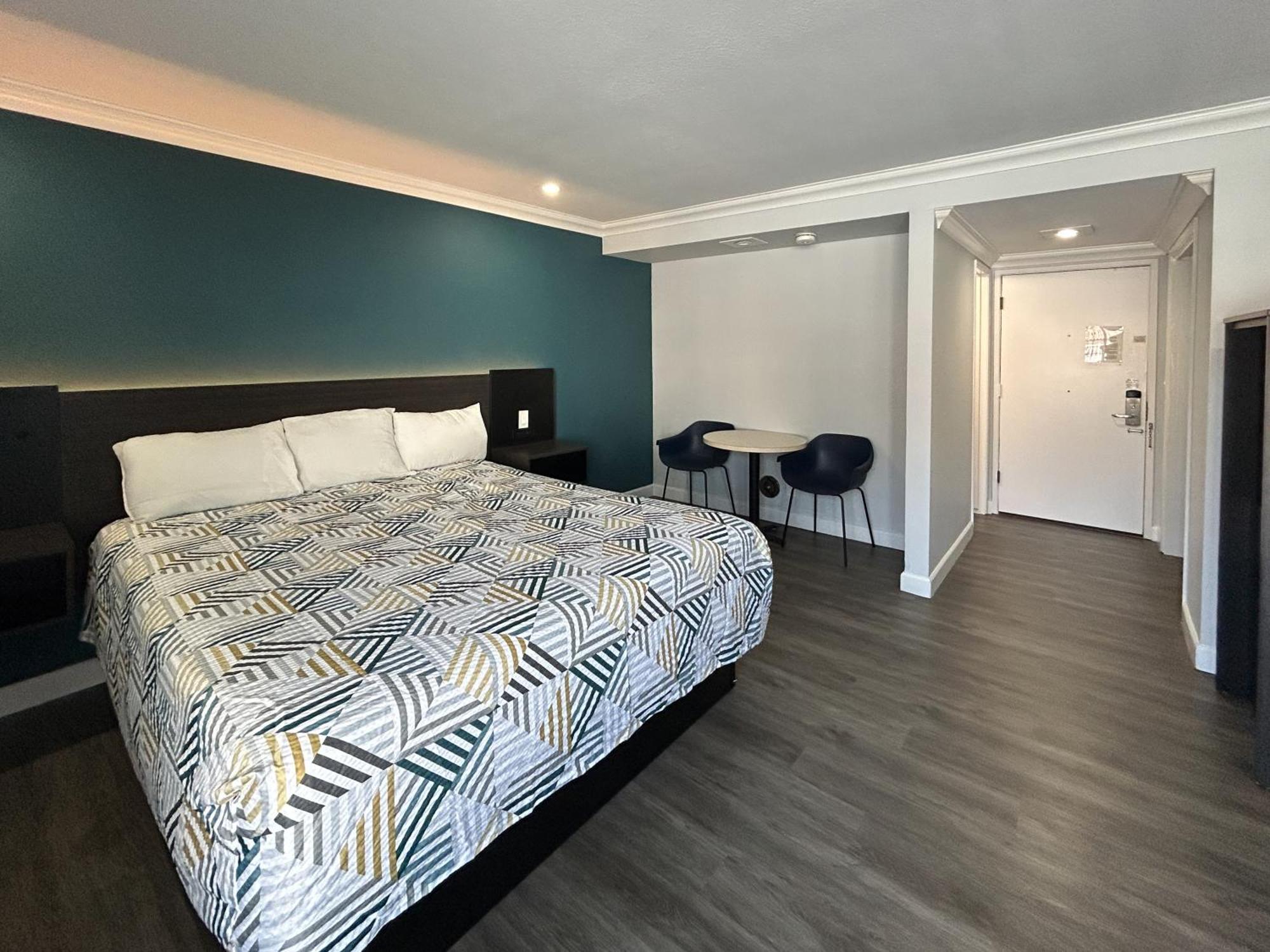 Hotel 6 Buena Park, Ca Anaheim Near Maingate Knotts Buena Park
